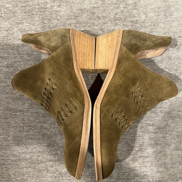 Garnet Hill green suede booties size 7. - Picture 3 of 7